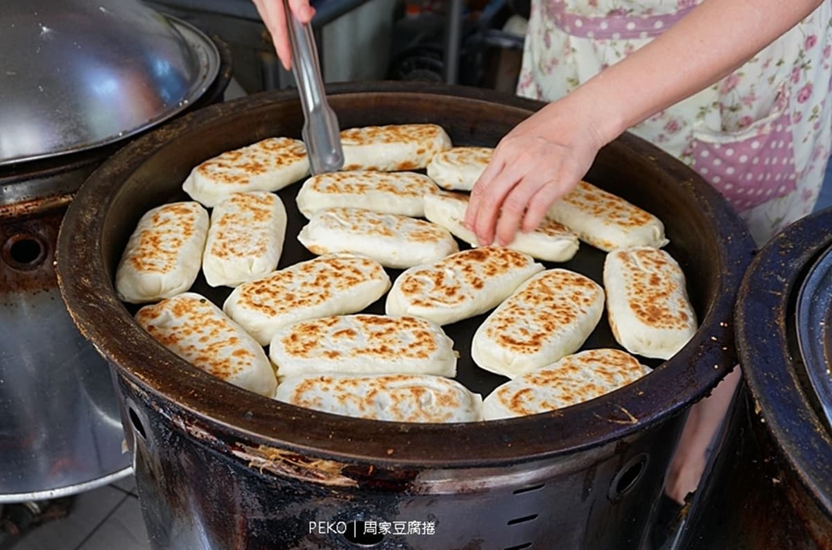 信義區銅板美食尋寶！光復市場周邊５必吃：爆餡芋泥包、排隊滿料豆腐捲