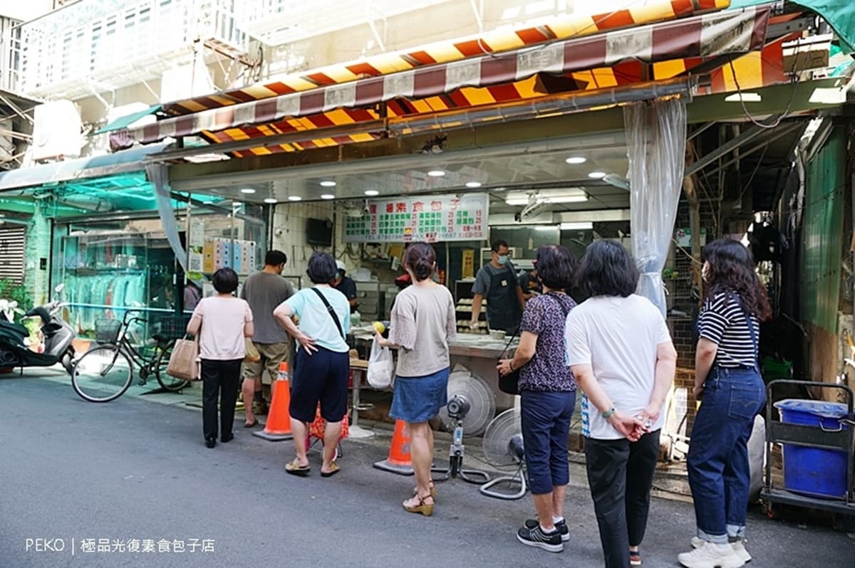 信義區銅板美食尋寶!光復市場周邊6必吃:爆餡芋泥包、排隊滿料豆腐捲 光復市場必吃美食|極品光復素食包子店