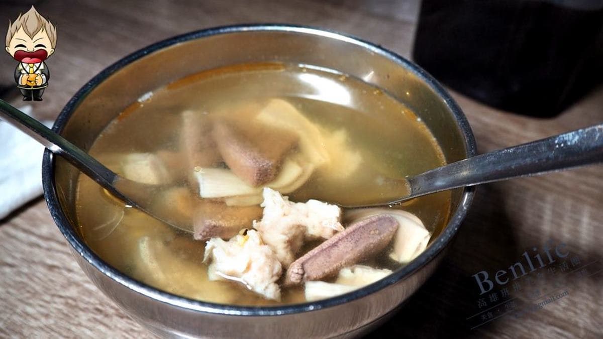 「綜合湯」除了有著豬肝及豬肚，還有一些肉羹塊。（圖片來源：班班美食生活圈）