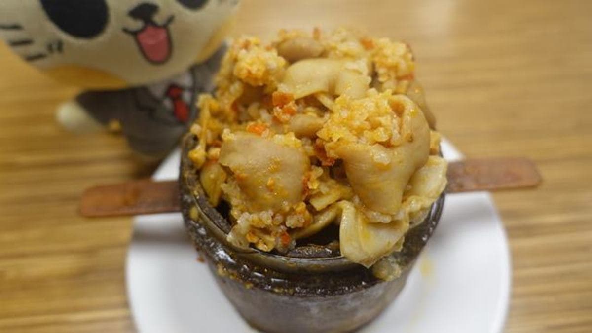「粉蒸肥腸」的肥腸軟爛帶點辣味，底下是鋪地瓜。（圖片來源：貓大爺部落格）