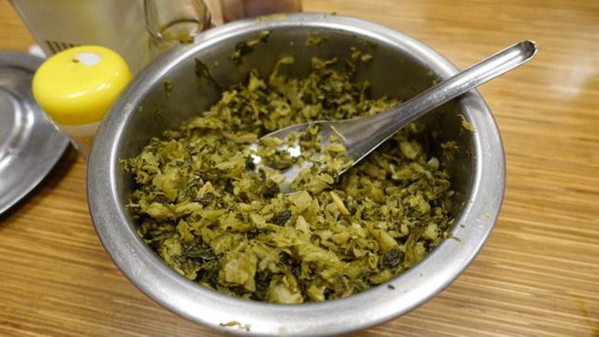 酸菜很大方的擺在桌上讓客人隨便加，而且有香味也不乾。（圖片來源：貓大爺部落格）