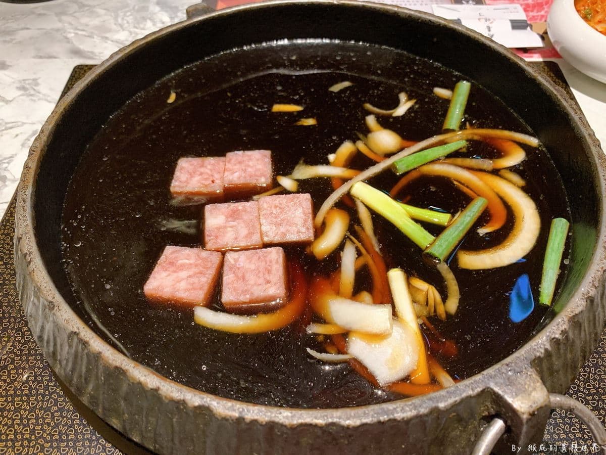 台中最夯「壽喜燒吃到飽」！８種肉任你吃，牛肉湯、滷肉飯、甜點飲料無限嗑