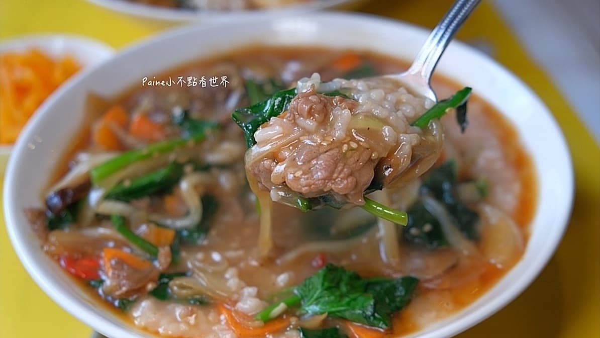 「波菜牛肉蓋粥」牛肉片滿嫩，跟波菜很搭。（圖片來源：小不點看世界）