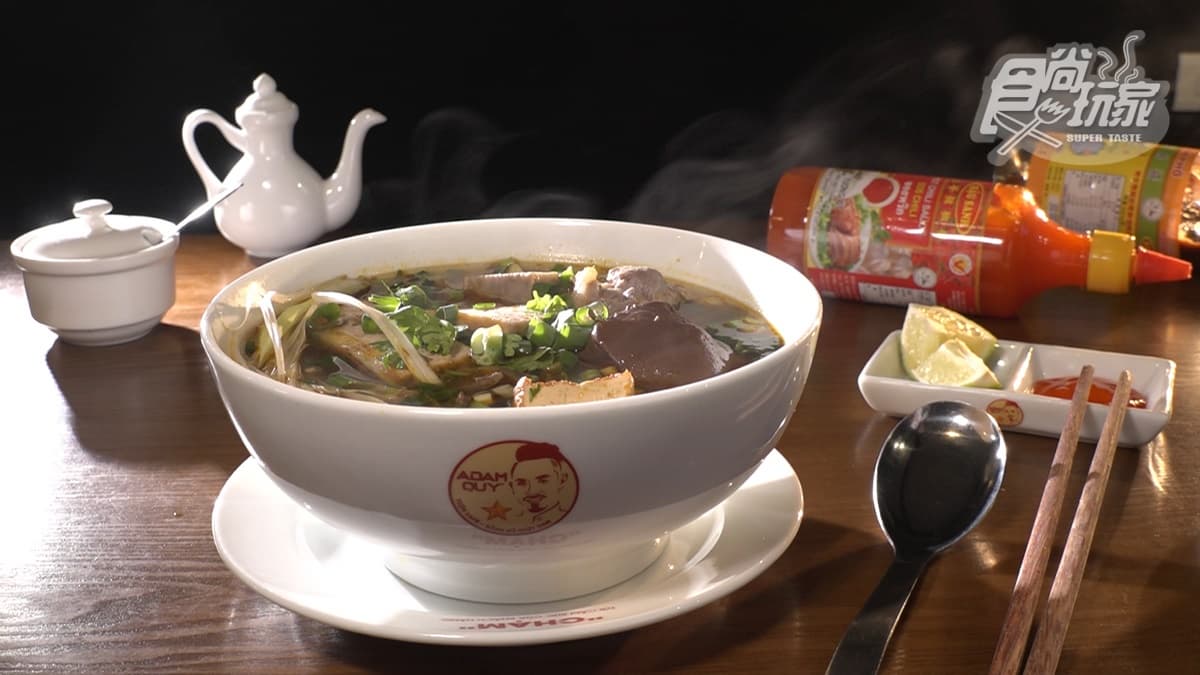 「順化米線」的湯頭是用蝦醬和牛骨熬煮的，是很道地的作法。