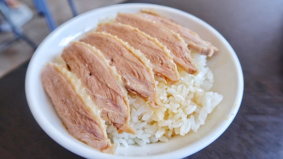 必吃的「招牌鴨片飯」肉質很細嫩，再淋上鴨油滷汁超級誘人。（圖片來源：混血珊莎的奇幻旅程）