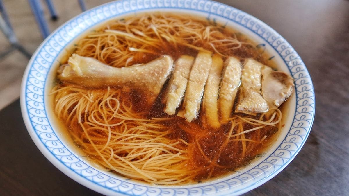 「當歸鴨肉麵線」搭配滿滿切片帶骨鴨肉，清澈湯頭讓人越喝越上癮。（圖片來源：混血珊莎的奇幻旅程）