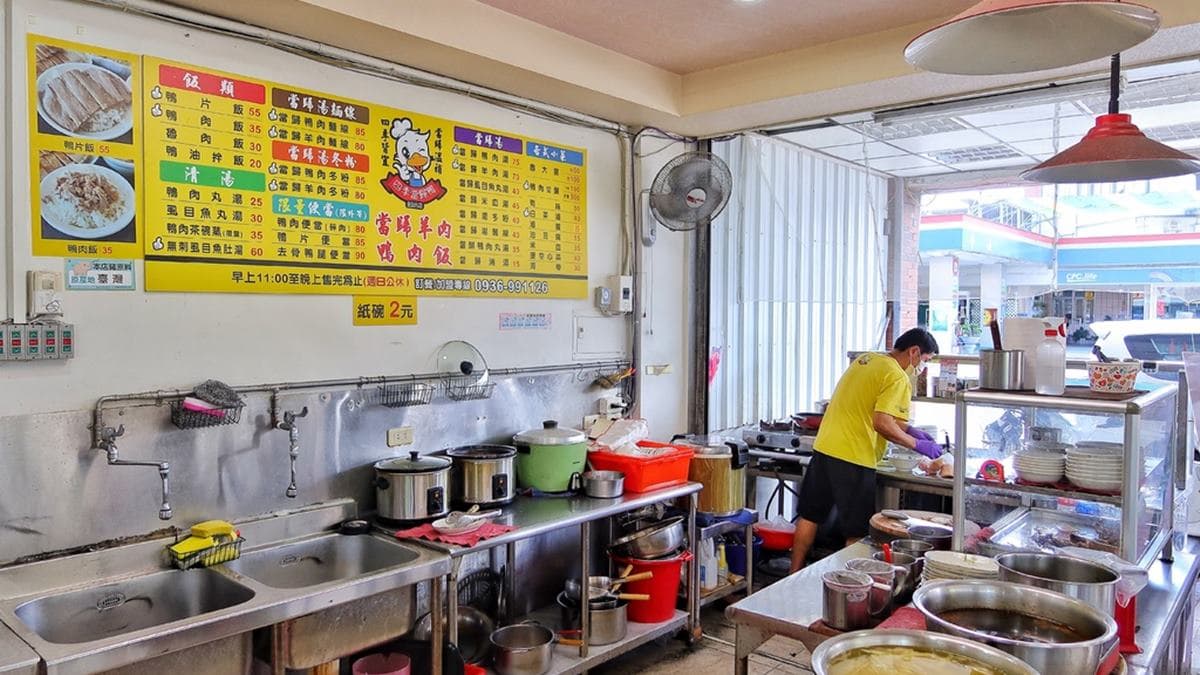 這裡除了有販售鴨肉、羊肉外，一旁也可以看到白菜滷、筍絲、滷蛋等。（圖片來源：混血珊莎的奇幻旅程）