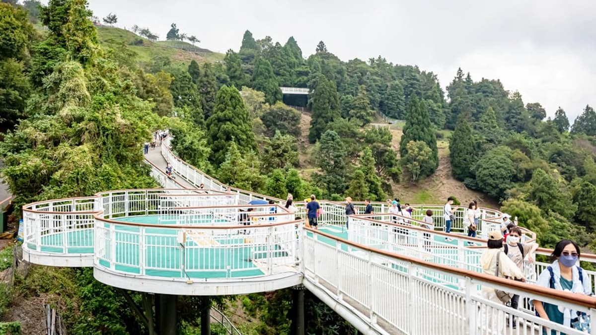 步道中間有另一個觀景休憩區「梅花平台」。（圖片來源：愛伯特吃喝玩樂全記錄）