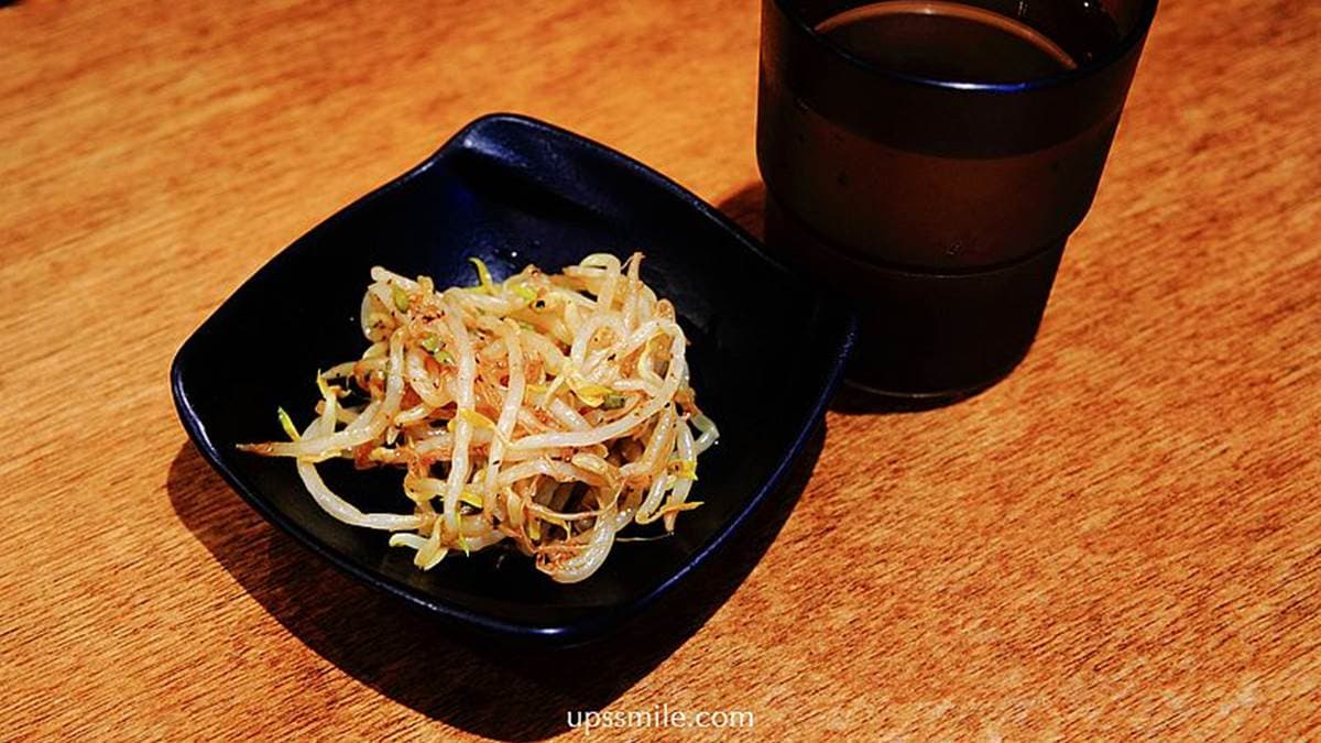小菜是辣豆芽，可以無限吃到飽。（圖片來源：Upssmile向上的微笑萍子 旅食設影）
