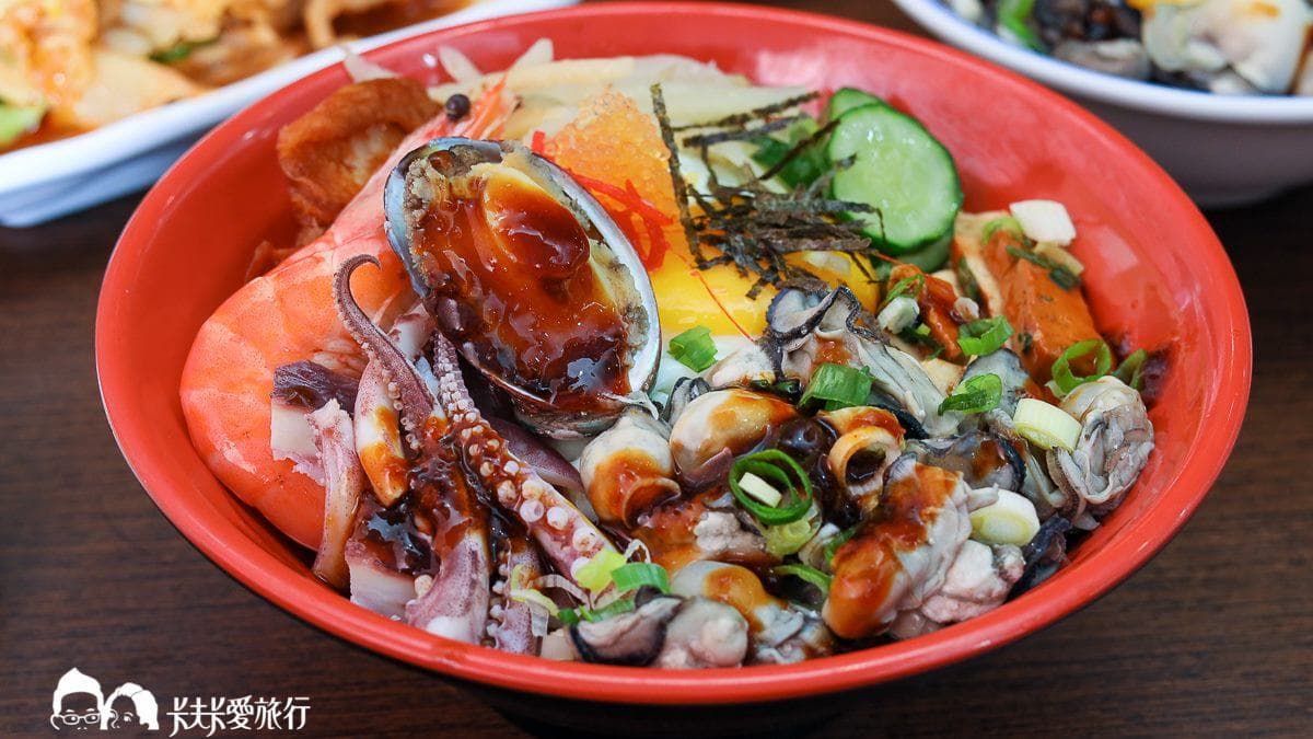 「海鮮蓋飯」有滿滿鮮蚵，還有醉蝦、蒲燒鰻、九孔及小捲等配菜。（圖片來源：卡夫卡愛旅行）