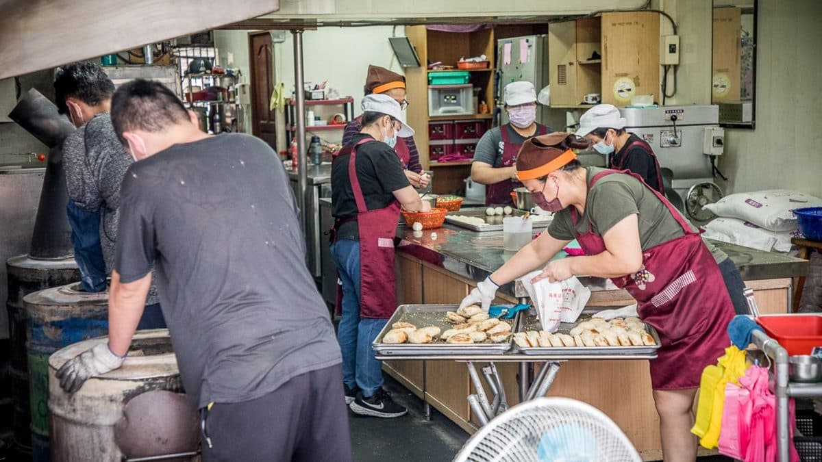 這裡有很多員工，大家也都各自忙碌，看得出店家人氣很旺。（圖片來源：大手牽小手玩樂趣）