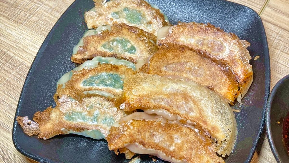 煎餃有多種口味，店家提供雙拼選項，可以任選２種口味搭配。（圖片來源：跟著踢小米吃喝玩樂趣）