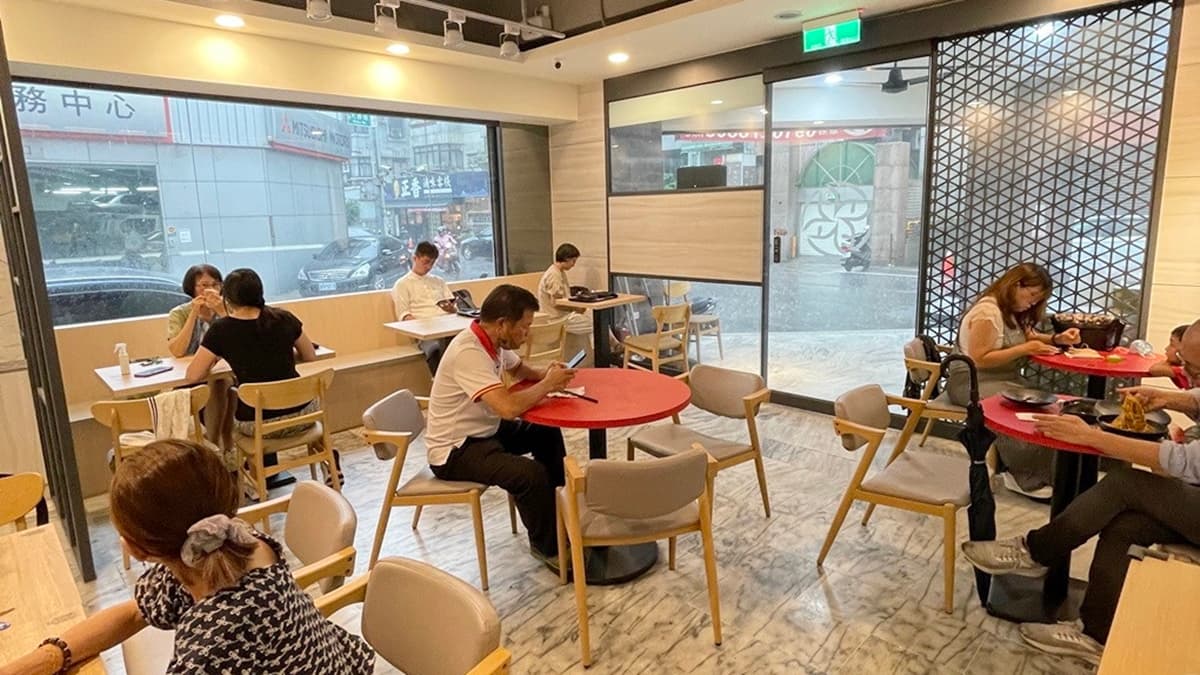 店內環境明亮舒適，吸引不少人前來用餐。（圖片來源：跟著踢小米吃喝玩樂趣）