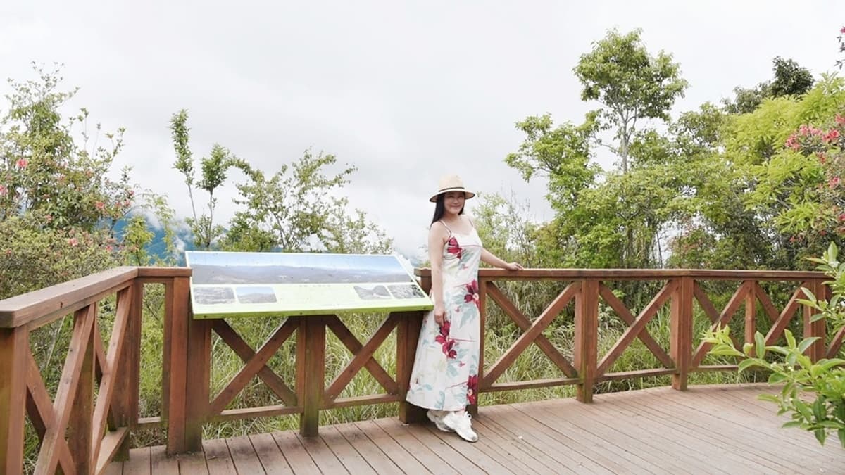 山頂有建置木製觀景平台，視野非常遼闊，天晴可眺望立鷹山等高山。（圖片來源：西莉亞玩樂人生）