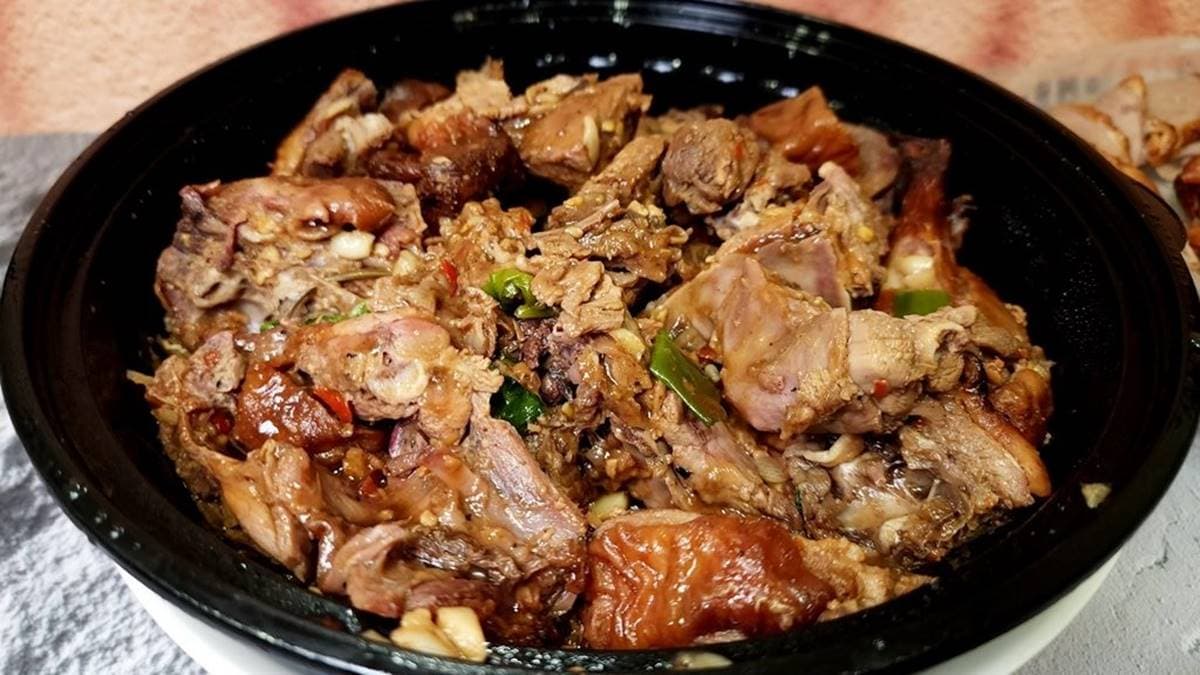 「炒鴨架」微辣帶香，搭配蒜頭、九層塔更具層次風味。（圖片來源：米寶麻幸福滿載）