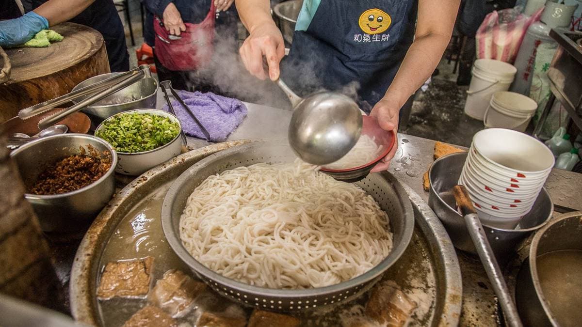 在地人真的都吃這些?不走觀光客路線,「早餐到下午茶」無名美食曝光 米苔目的大骨湯喝完還可以再續加。(圖片來源:大手牽小手玩樂趣)