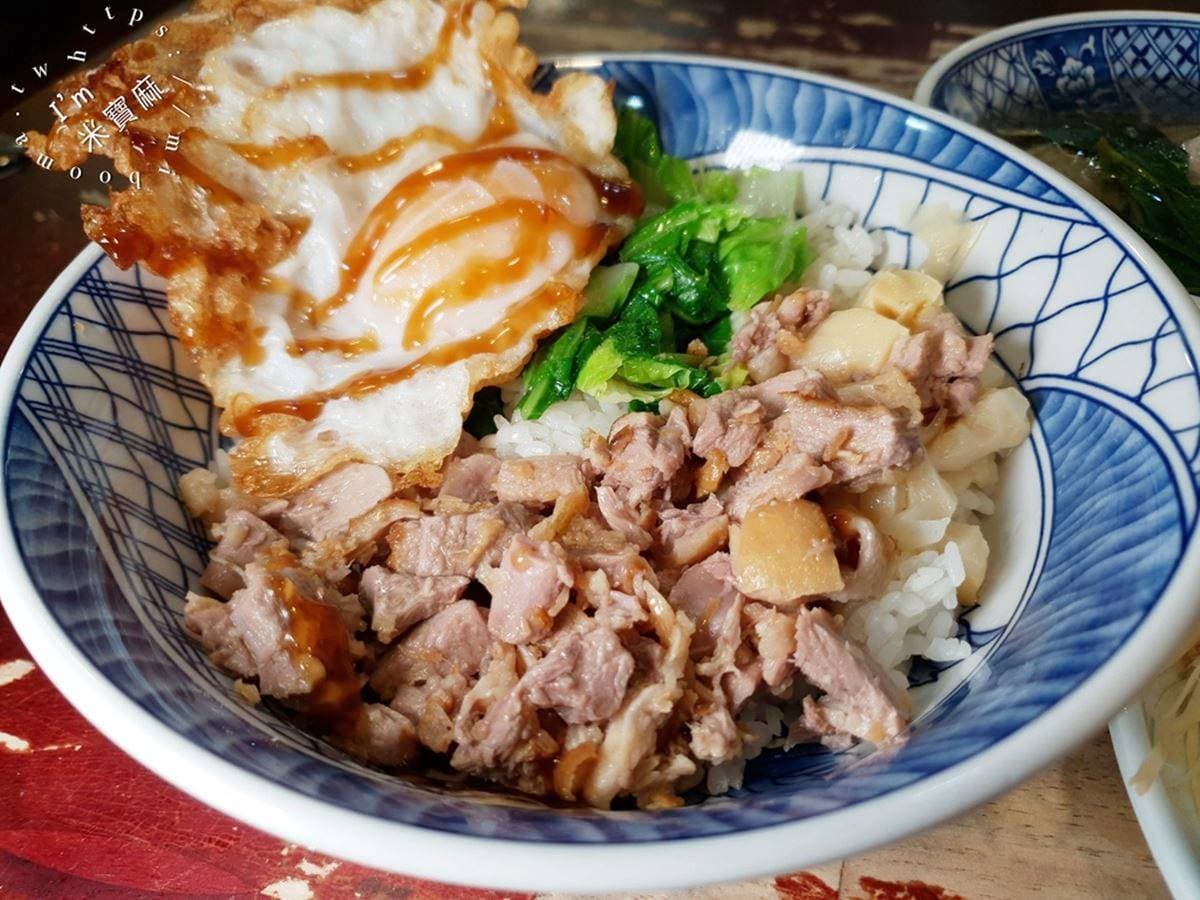 板橋激推超夯鵝肉飯！煙燻香氣搭半熟蛋超邪惡，老饕最愛鵝腿切盤皮Ｑ肉嫩