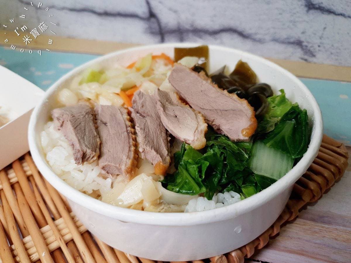 板橋激推超夯鵝肉飯！煙燻香氣搭半熟蛋超邪惡，老饕最愛鵝腿切盤皮Ｑ肉嫩