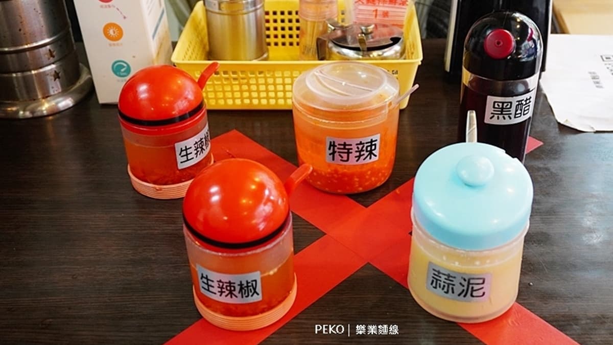 桌上提供多種調味料，可依個人口味自行調整。（圖片來源：PEKO の Simple Life）