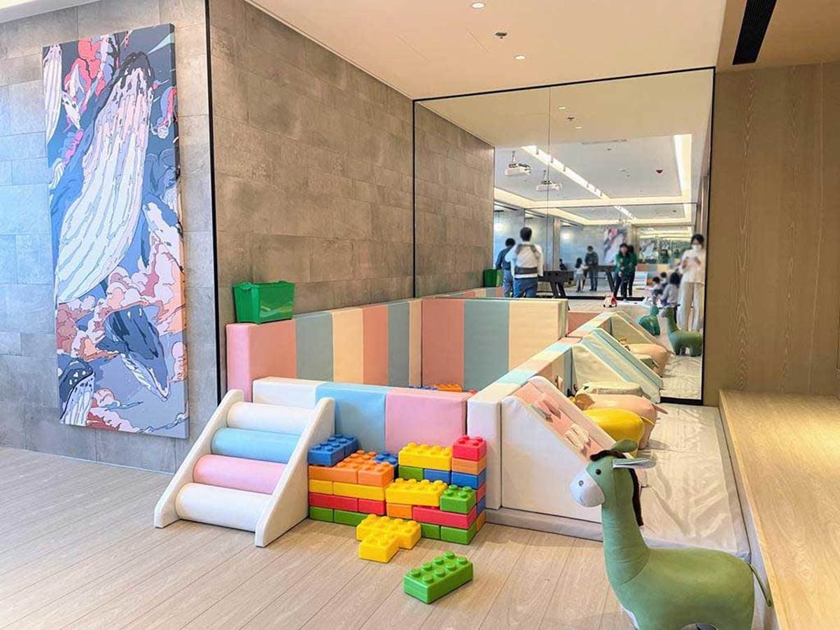 房內爽泡美人湯！八里新「溫泉酒店」搶住L型景觀窗房，再衝露天無邊際泳池