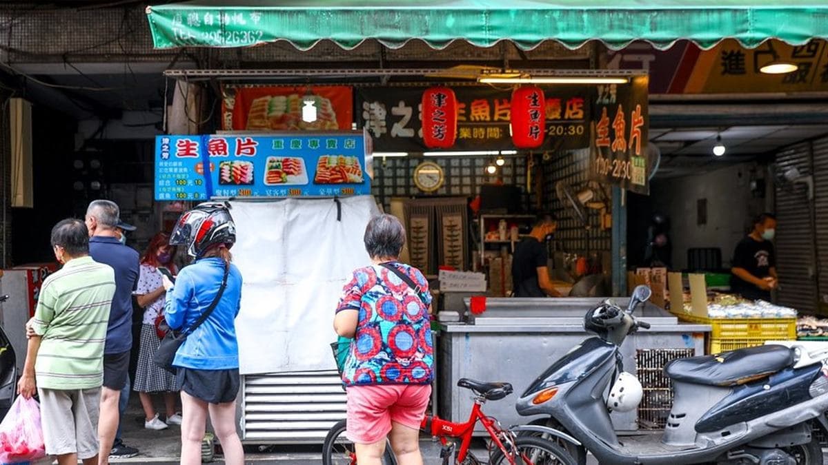 「津之芳生魚片專賣店」重慶店位在府中後站黃昏市場內。（圖片來源：陳小可的吃喝玩樂）