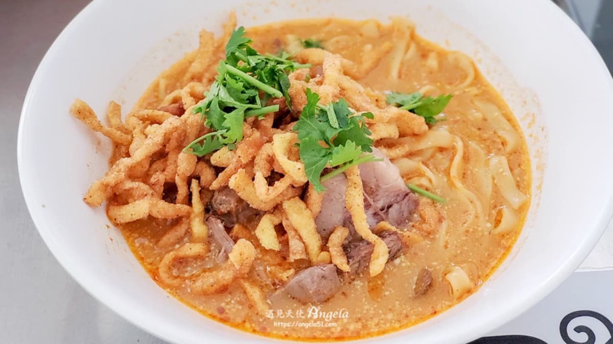 「咖哩牛肉麵」麵條口感酥脆中又帶有軟彈感，吸飽了椰香與咖哩的湯汁。（圖片來源：遇見天使Angela）