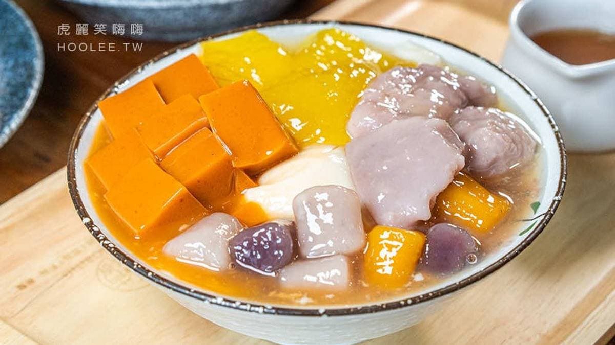 「綜合豆花」可任選４種料，湯底除了常見的糖水、豆漿，也可搭配泰奶、鮮奶。（圖片來源：虎麗笑嗨嗨）