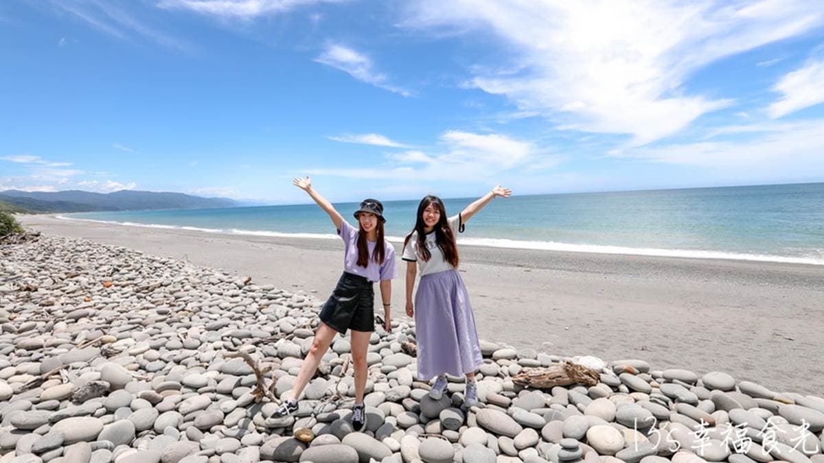 碧海藍天的景色搭配腳下圓滾滾的南田石，拍起照來特別美。（圖片來源：13‘s幸福食光-旅遊美食部落格）