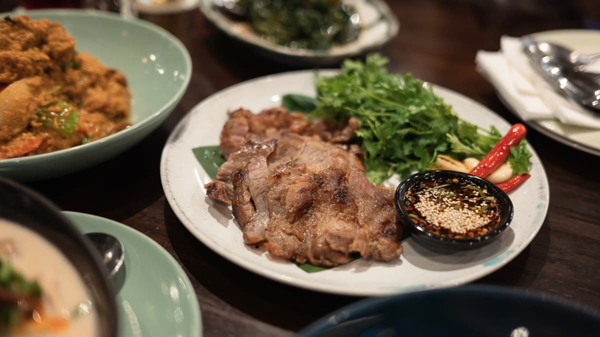「烤豬頸肉」細膩多汁、口感特別軟嫩，搭配醬汁辛香夠味。（圖片來源：Pengu Travel）