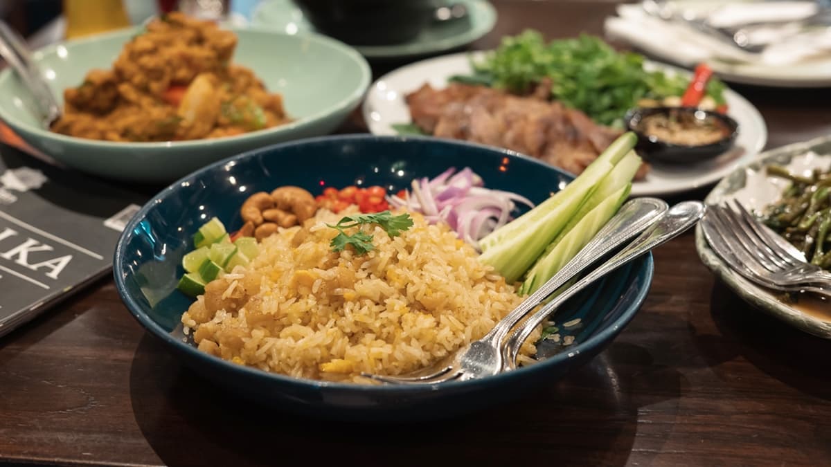「豬油渣炒飯」配料有洋蔥、黃瓜、辣椒和腰果。（圖片來源：Pengu Travel）