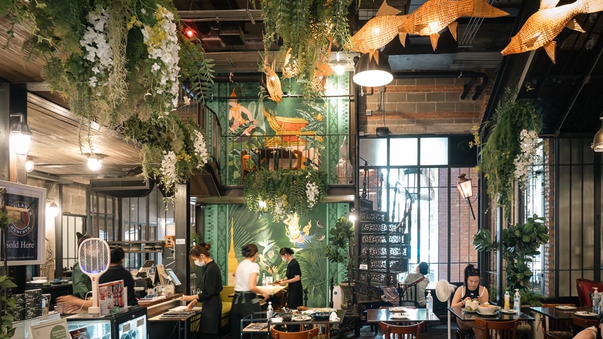 店內採叢林風設計，不僅充滿綠植布景，天花板還掛有魚燈籠。（圖片來源：Pengu Travel）
