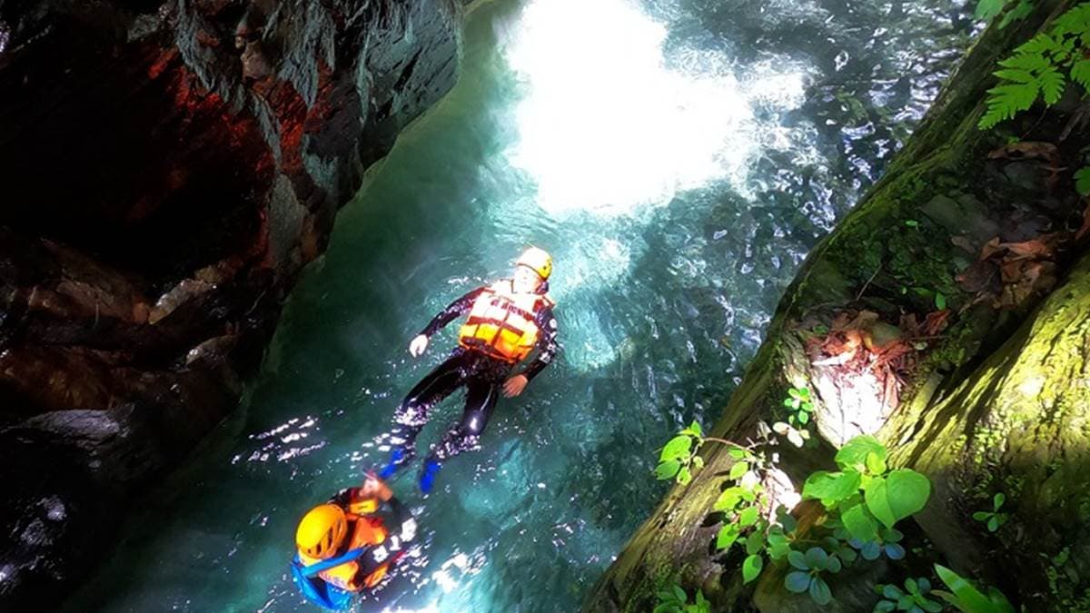 遊客可漂浮在水晶峽谷深潭上，感受大自然鬼斧神工的地形。（圖片來源：肉魯 走遍全台灣●環遊全世界）