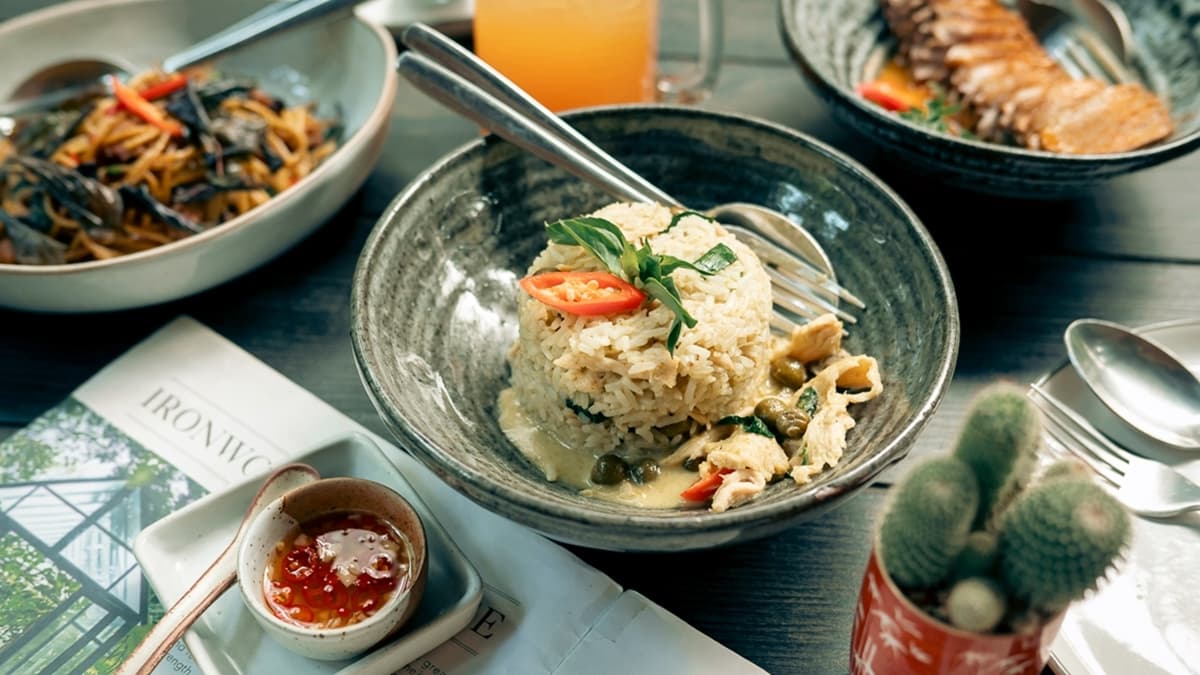 「綠咖哩雞飯」咖哩香氣濃厚，且帶有辣味，口感滿像燴飯。（圖片來源：Pengu Travel）