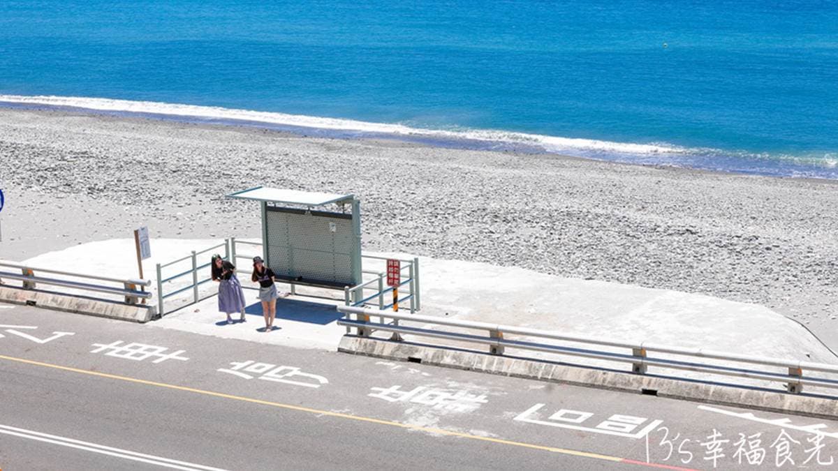 可以將公車站後方的海景一起拍下，更有意境感。（圖片來源：13‘s幸福食光-旅遊美食部落格）