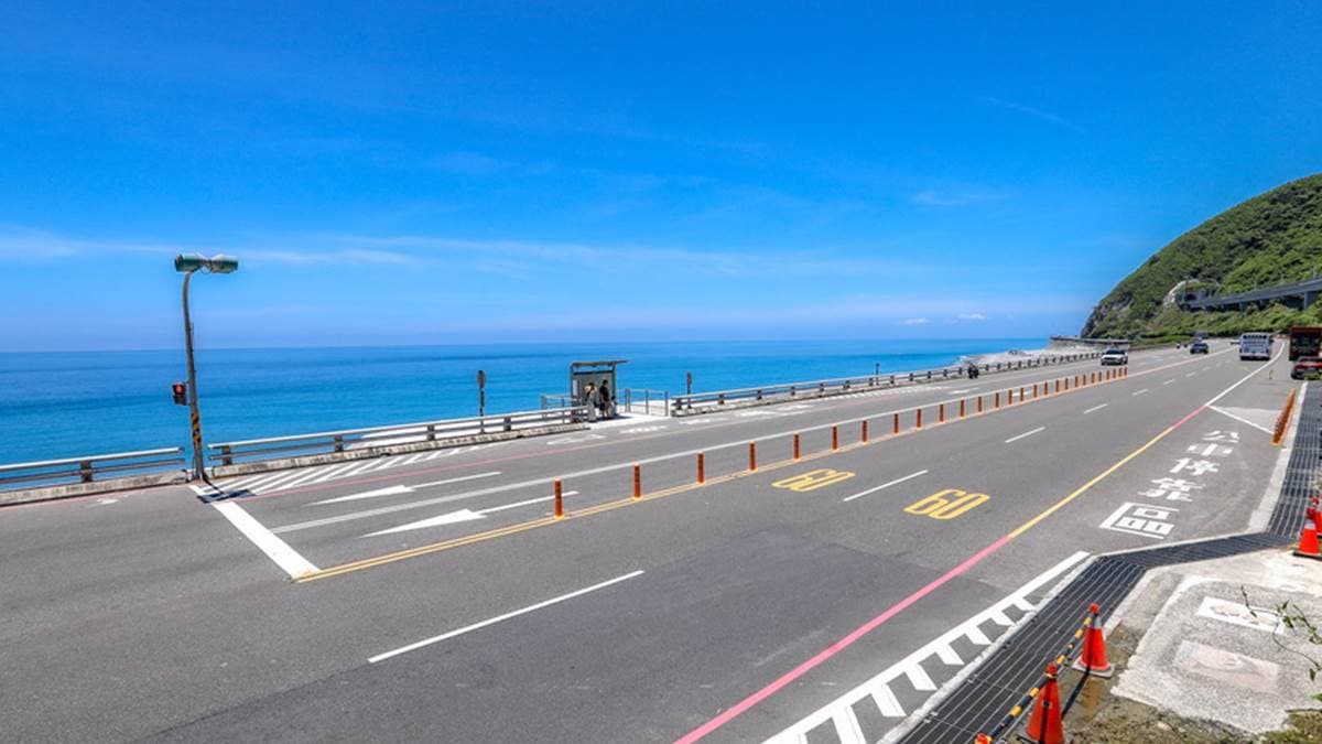 「多良車站公車亭」位於台９線上。（圖片來源：13‘s幸福食光-旅遊美食部落格）
