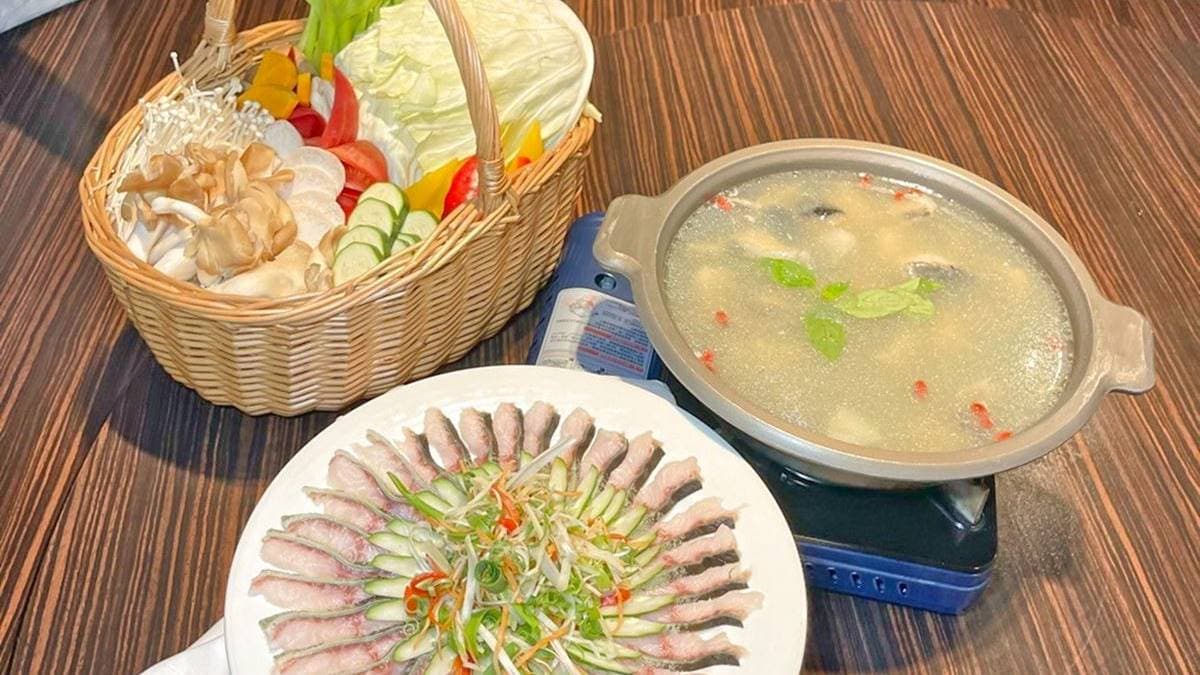 特色菜之一是「野生鱸鰻四吃」有多種料理方式可選擇，圖為涮涮鍋吃法。（圖片來源：跟著踢小米吃喝玩樂趣）