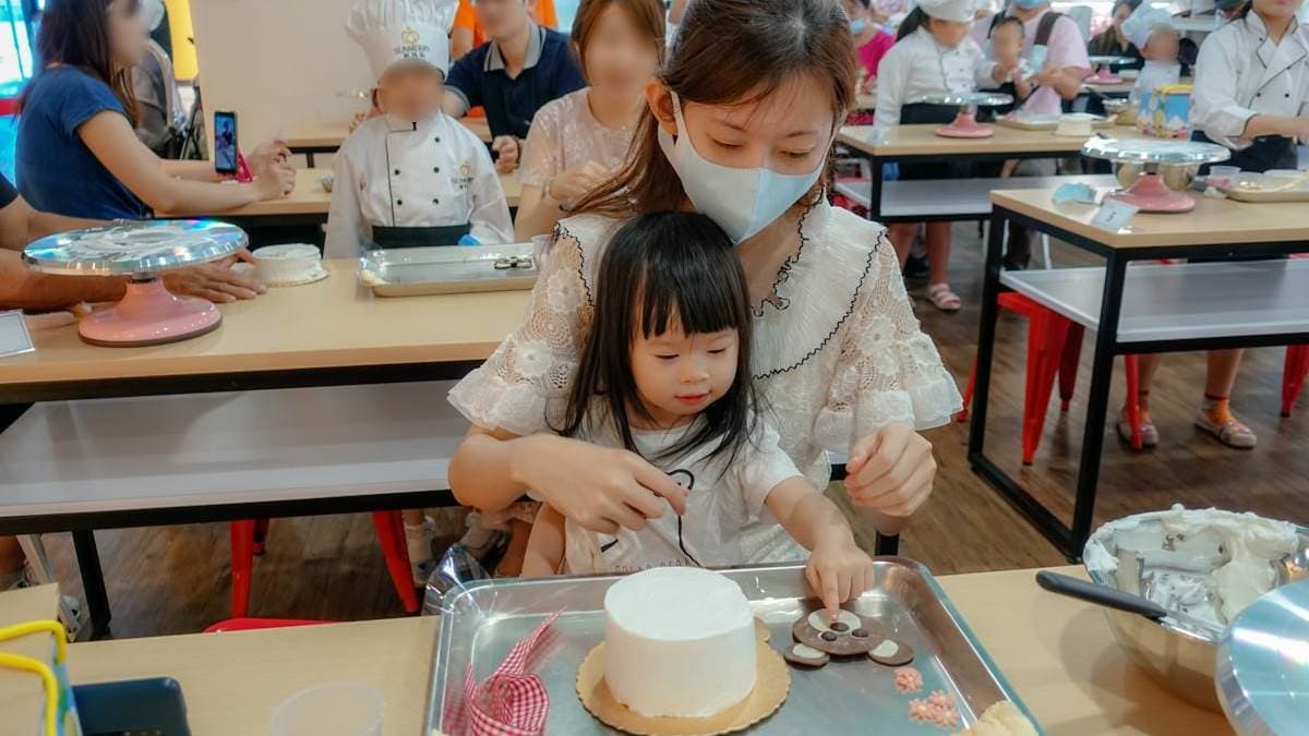 DIY蛋糕體驗不難，只要照著步驟進行就可以完成。（圖片來源：艾莉絲愛旅行）