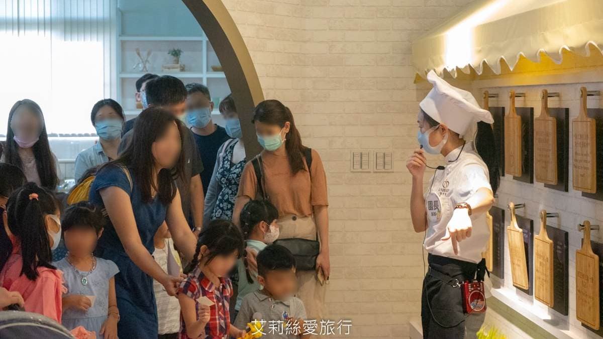 DIY課程結束，就有專業人員導覽園區，包含拍照主題區及生產線導覽。（圖片來源：艾莉絲愛旅行）