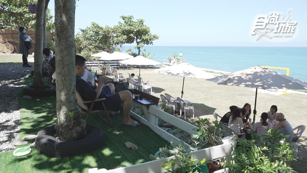 座位區是階梯式的，可以欣賞到不同角度的海景。