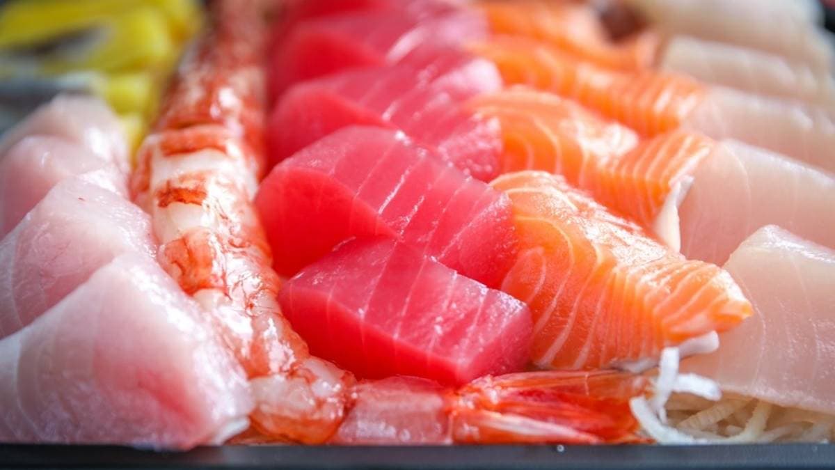 略有厚度的生魚片，魚肉鮮甜，完全沒有腥味，真的好吃！（圖片來源：陳小可的吃喝玩樂）
