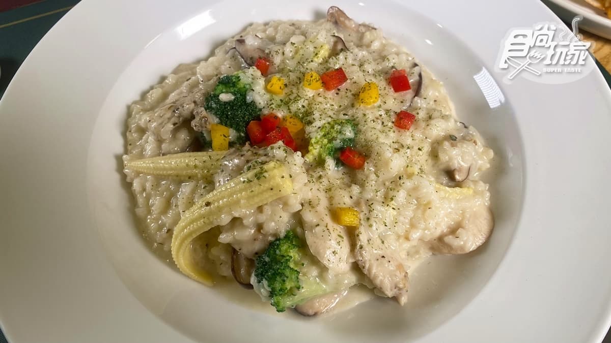 「奶油香草雞燉飯」保有米心的口感，吃得到蒜頭顆粒，為整道餐點帶來畫龍點睛的效果。