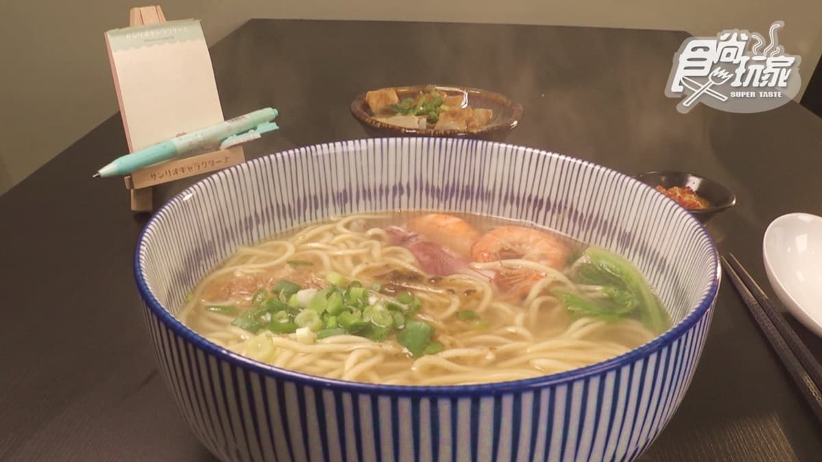 湯頭是使用大骨熬煮的高湯，喝起來很鮮甜。