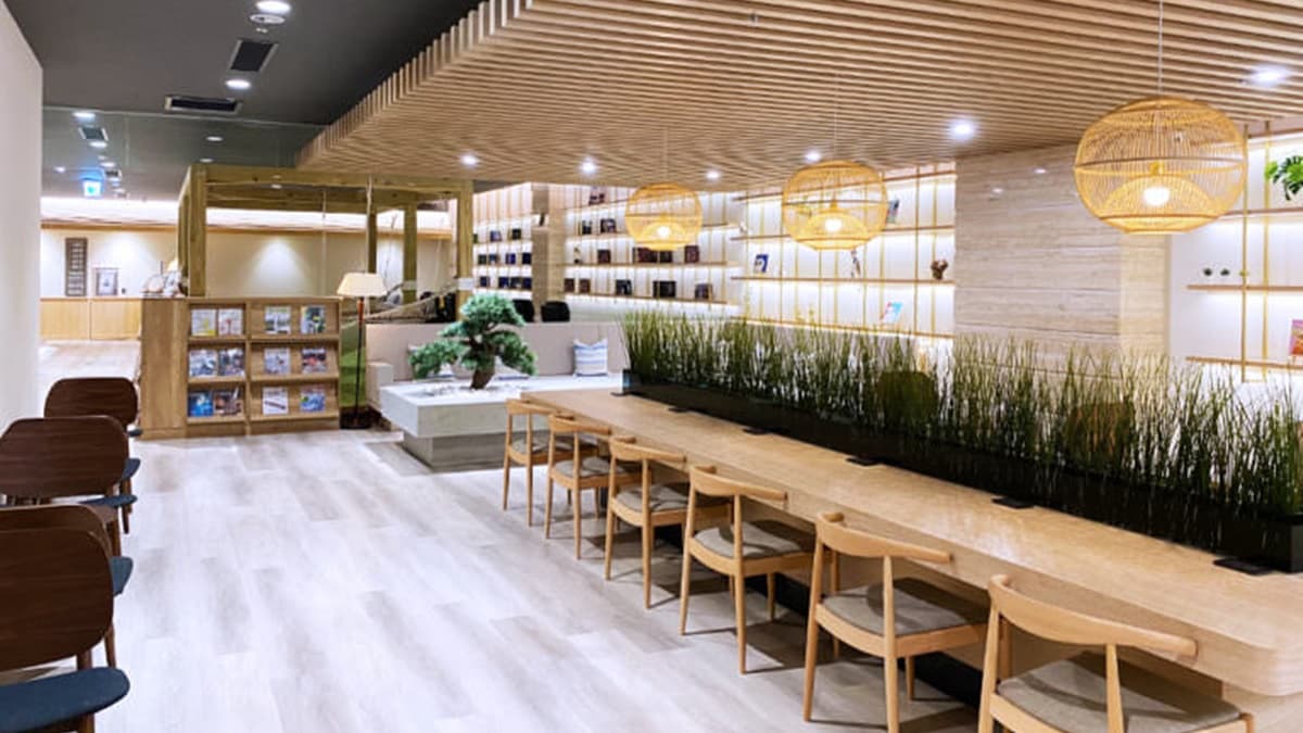 店家以日式風格打造休息空間，讓旅客可以在此滑手機或看書。（圖片來源：卡蘿旅遊生活札記）