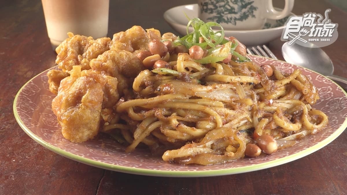 「炸雞炒麵」麵條口感滑順，好吃又開胃。