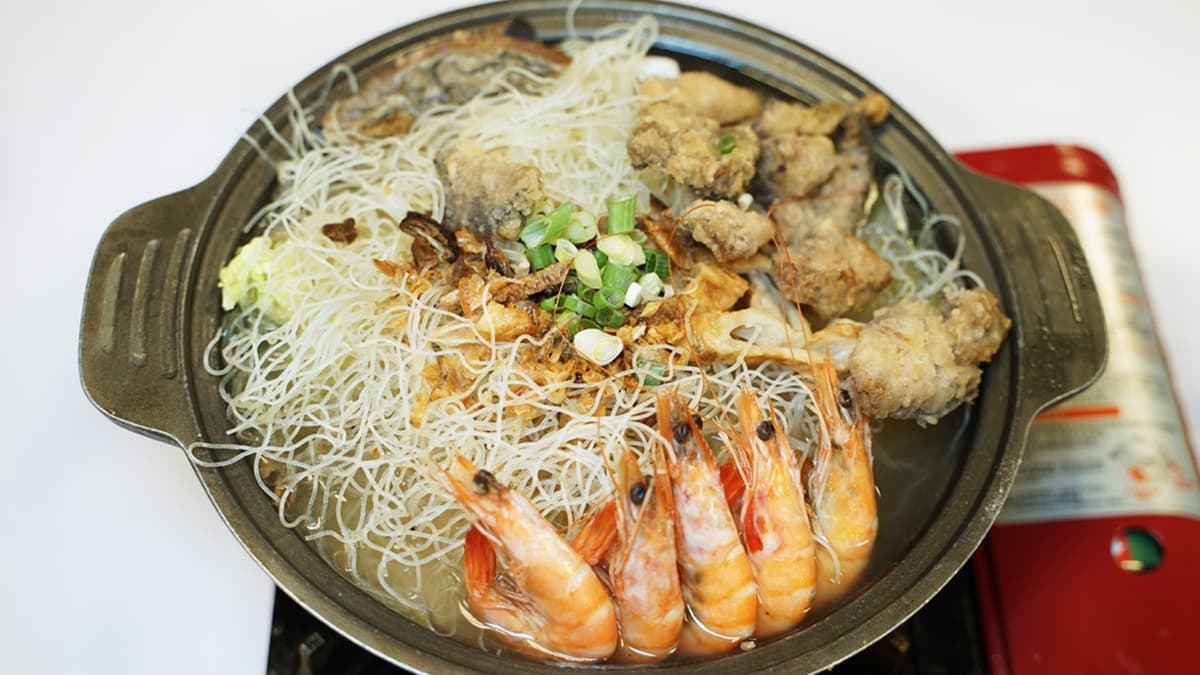 用料豪華的「米粉鍋」，裡頭吃得到鮮蝦、芋頭條、魚塊和油蔥酥等，讓人胃口大開。（圖片來源：老錢的老巢）