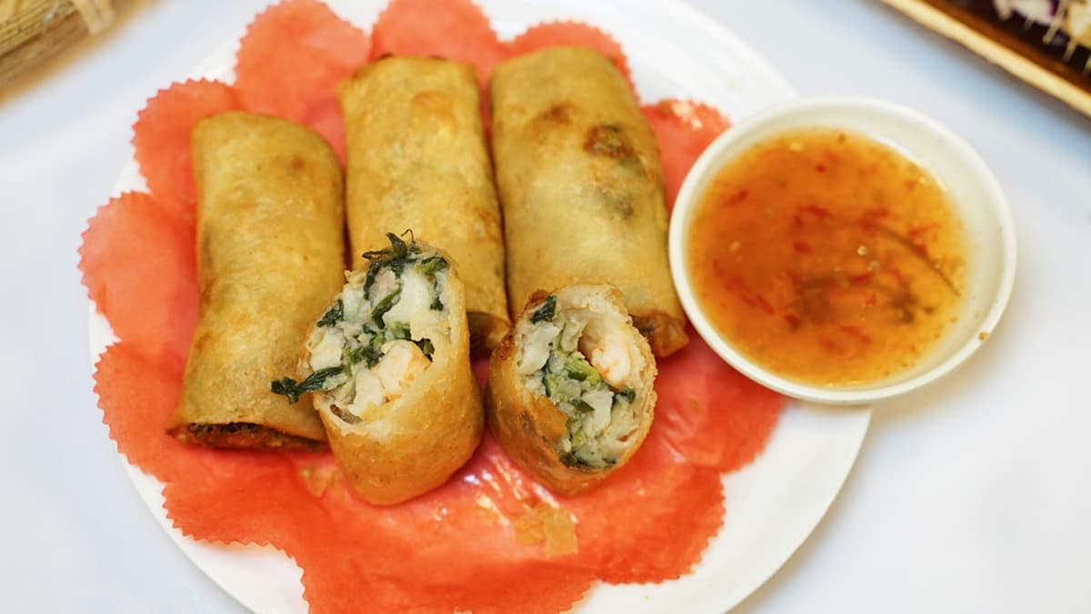 「刺蔥蝦捲」酥脆可口，內餡包入整尾鮮蝦，以及豬肉末、刺蔥、馬告和韭菜。（圖片來源：老錢的老巢）