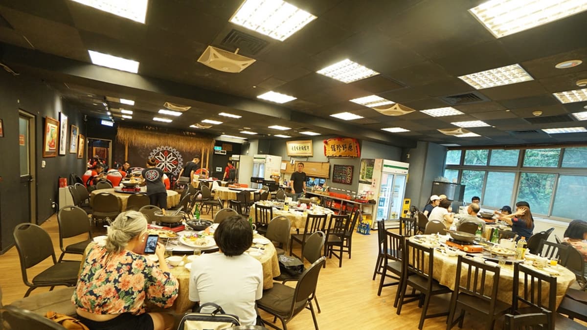 店內空間很寬敞，適合多人一起聚餐、吃合菜。（圖片來源：老錢的老巢）