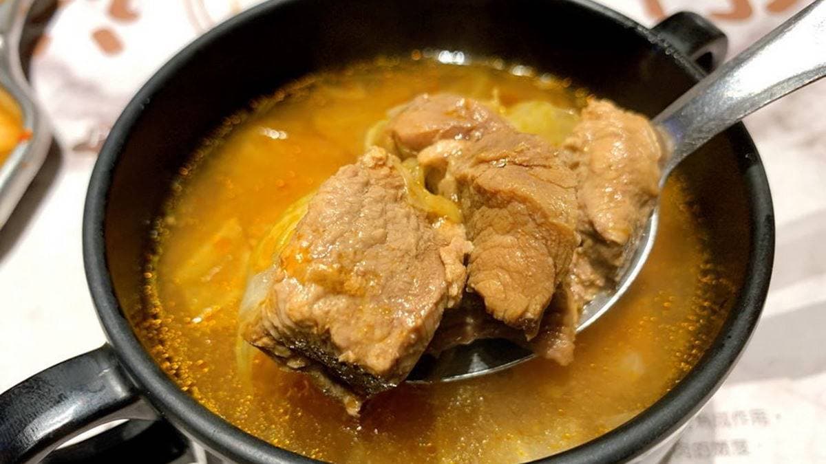 羅宋牛肉湯裡頭有滿滿的軟嫩牛肉，吃起來超過癮。（圖片來源：猴屁的異想世界）