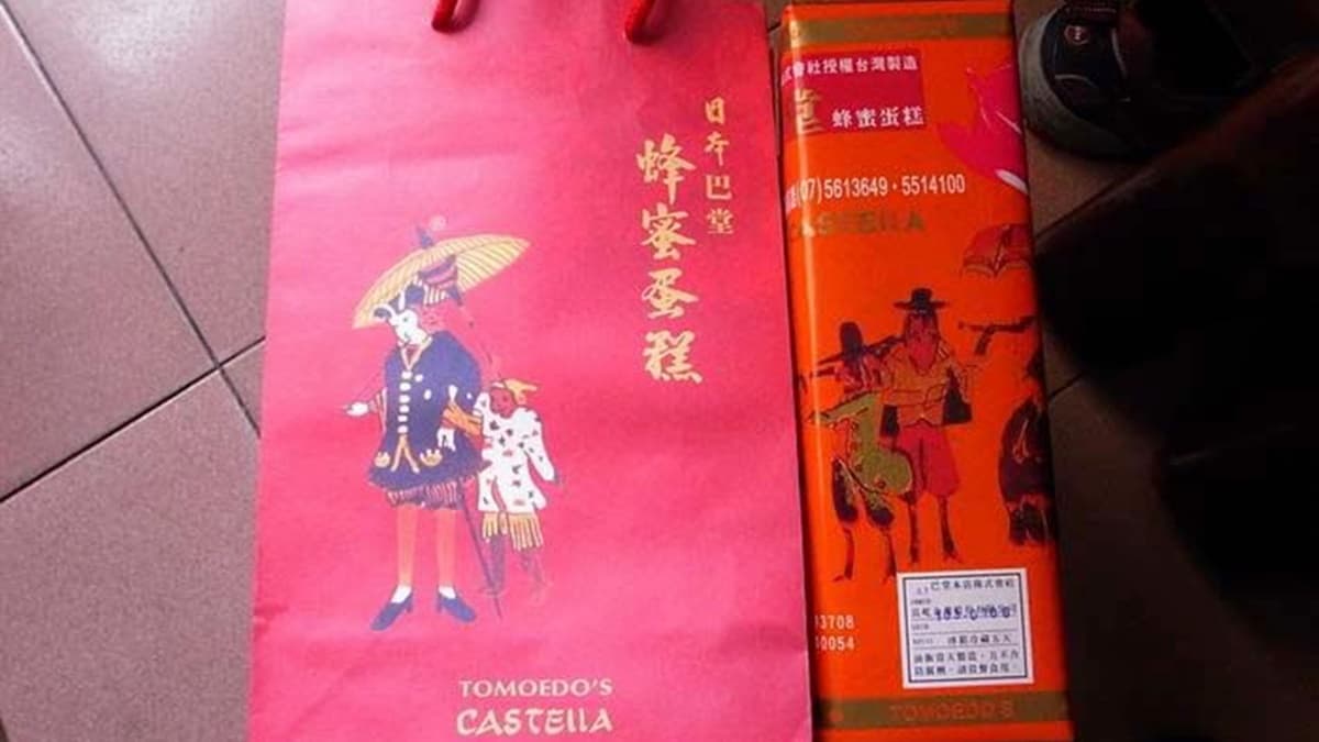 紙袋選用大紅色很喜氣，在60年代可以算是很高級的禮盒。（圖片來源：跟著尼力吃喝玩樂）