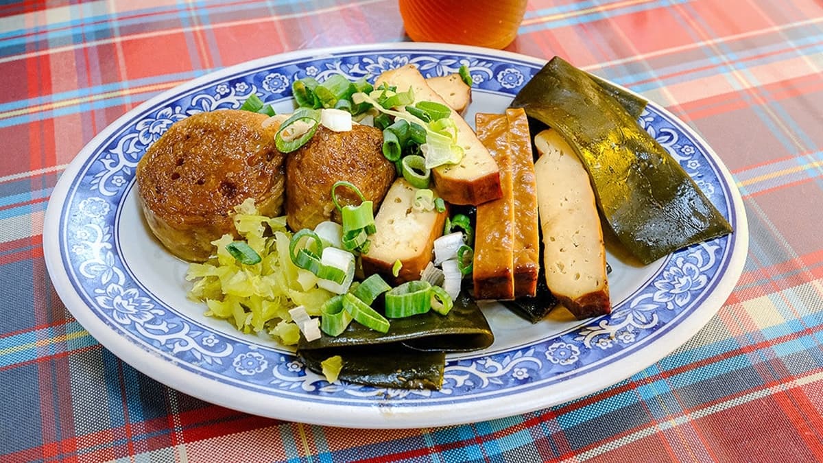滷味有豆干、海帶、豆輪等選擇，還可以再自行搭配蔥花和酸菜。（圖片來源：霸子。食樂拼圖）